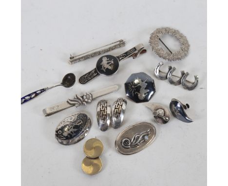 Various silver and niello jewellery, including horse shoe brooch, tie clips etc 