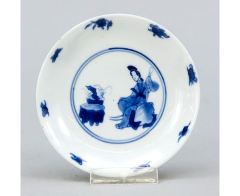 Kleiner Teller, China, 17./18. Jh. (Kangxi/Qing). Kobaltblauer Dekor, unter dem Boden eine 6-Zeichen Kangxi Marke im Doppelkr