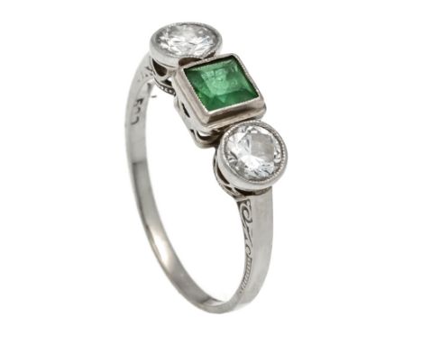 Art Déco Ring WG 585/000 mit einem carréförmig fac., grünen Edelstein 4,8 x 4,8 mm und 2 Altschliff-Diamanten, zus. 0,90 ct l