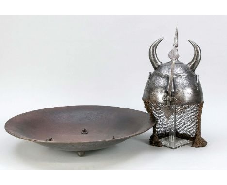 Persische Garnitur Kula Khud udn Schild, 18. - 19. Jh. Einteilig gearbeitete Kalotte mit originalem Innenfutter, Schauseite m