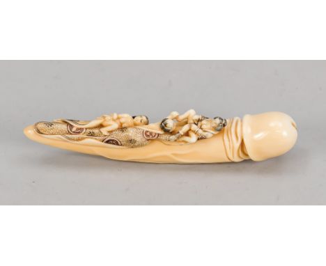 Netsuke, Japan, Ende 19. Jh., Phallus mit mehrfiguriger, erotischer Szene. Signatur geritzt und schwarz eingefärbt, L. 10 cm