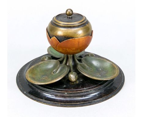 Jugenstil Tintenzeug, um 1900, Bronze. In Form einer Seerose mit 3 Blättern als kleine Schalen, Scharnierdeckel, H. 12 cm