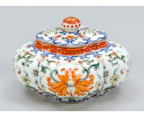 Famille Rose lidded Snuff Box, China, wohl 18. Jh. (Qianlong/Qing). Gelappte Form, Deckel und Unterteil mit kleiner Aussparun