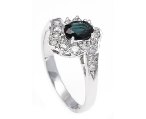 Saphir-Brillant-Ring WG 585/000 mit einem oval fac. Saphir 6,6 x 4,8 mm und 16 Brillanten, zus. 0,35 ct l.get.W-W/SI-PI1, RG 