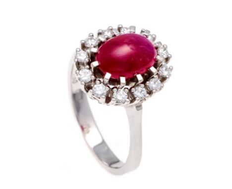 Rubin-Brillant-Ring WG 750/000 mit einem ovalen Rubin-Cabochon 9,5 x 7 mm (l. best.) in sehr guter Farbe, tranluzent und Bril