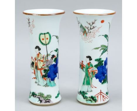 Paar Kangxi Style Famille Verte Vasen, China, 19. Jh., umlaufender Dekor mit mehrfiguriger Gartenszene mit kobaltblauem Felse