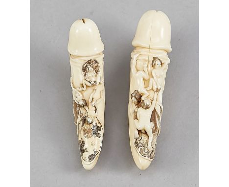 Zwei Netsuke in Gestalt eines Phallus, Japan um 1930, Elfenbein beschnitzt mit erotischem Paarmotiv, gefärbter Ritzdekor, sig