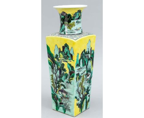 Square Famille Verte Vase, China, 18. Jh. (oder später). Umlaufender Landschaftsdekor in Famille Verte Palette mit gelbem Hin