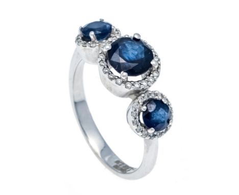 Saphir-Brillant-Ring WG 750/000 mit 3 rund fac. Saphiren 6,5 - 4,5 mm, zus. 2,36 ct (gestempelt) und Brillanten, zus. 0,23 ct