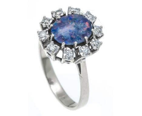 Opal-Ring GG/WG 585/000 mit einer ovalen Opal-Triplette 9,5 x 8,3 mm und 10 Achtkant-Diamanten, zus. 0,10 ct l.get.W/SI, RG 5