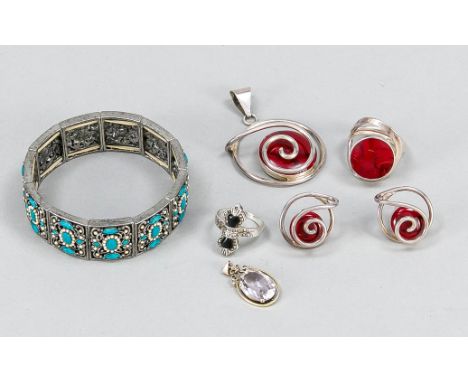 Konvolut Silberschmuck, 20. Jh., bestehend aus einem Armband mit Türkisen, einem Art-dèco Ring, einem Anhänger mit Stein, und