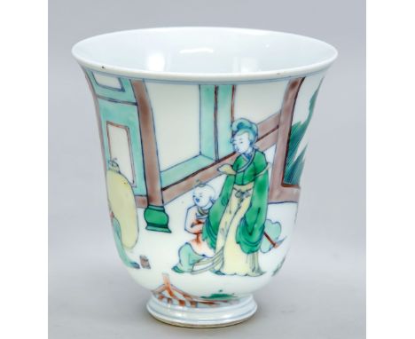 Doucai Becher, China, 18. Jh. (Kangxi/Qing). Umlaufender Dekor unter und auf der Glasur mit häuslicher Szene mit Figurenstaff