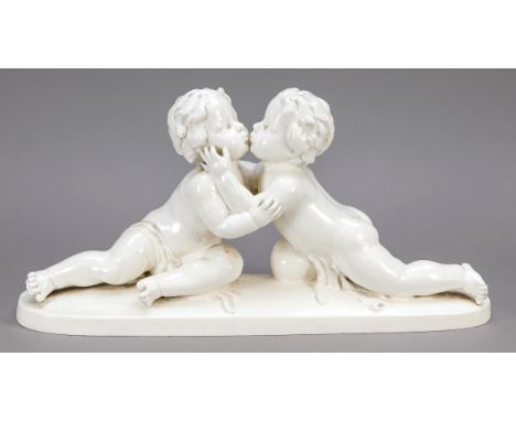 Zwei sich umarmende Putti,  Goebel, Oeslau, 20. Jh., Keramik, craquellliert, leicht best., L. 44 cm