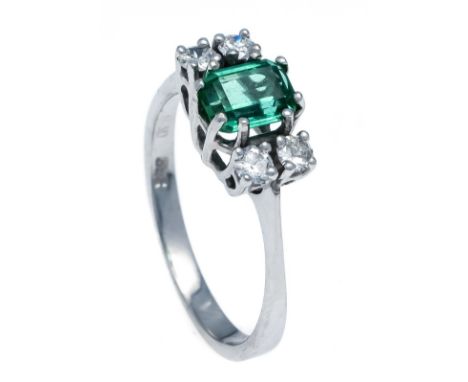 Edelstein-Brillant-Ring WG 585/000 mit einem achteckig fac. grünen Edelstein 6,0 x 4,5 mm in einem leicht blaustichigen Grün 