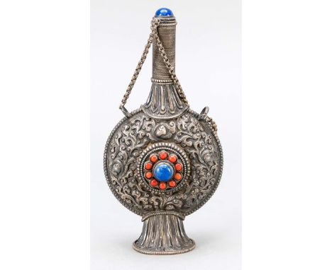 Pilgerflasche, Tibet, 19. Jh., Sterlingsilber 925/000. Lotusrankenrelief, auf beiden Seiten im ein zentraler, gefasster Lapis