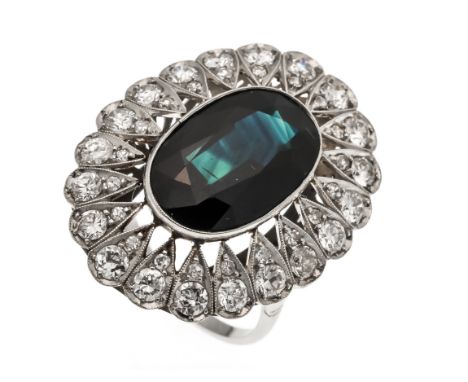Saphir-Brillant-Ring Platin ungest., gepr., mit einem oval fac. dunklen Saphir 8,35 ct in einem intensiven Tintenblau und 20 