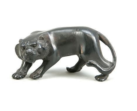 Netsuke in Tiegerform, Japan, wohl Ende 19. Jh., Holz, schwarz lackiert/staffiert, leicht ber., L. 6 cm