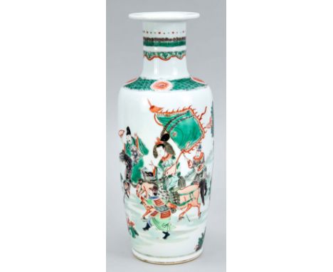 Kangxi Style Famille Verte Rouleau Vase, China, 19. Jh. (Qing). Umlaufender Dekor mit mehrfiguriger Szene. Unter dem Boden ei