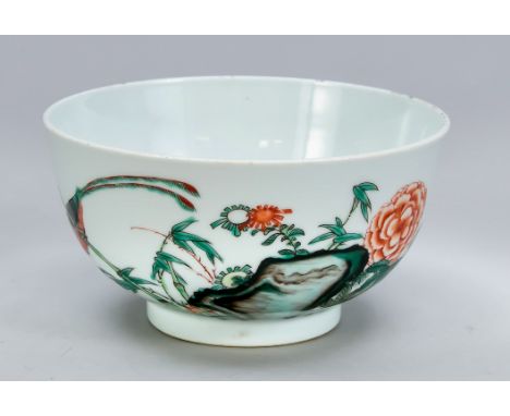 Familie Verte Schale, China, wohl 17. Jh. (frühe Kangxi-Zeit). Im Spiegel eine solitäre Blume, Außenwandung mit Fels, blühend