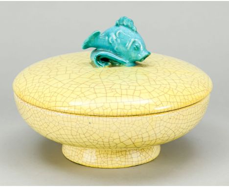 Runde Deckeldose, Goldscheider, 1920-30er Jahre, runde Dose mit Fisch als Deckelknauf, gelbe craquellierte Glasur, Fisch in B