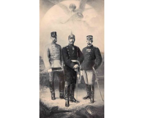 Kaiser Wilhelm II. mit zwei Militärs, Lichtdruck nach einem Foto auf Karton, auf dem Untersatzkarton das geprägte Signet des 