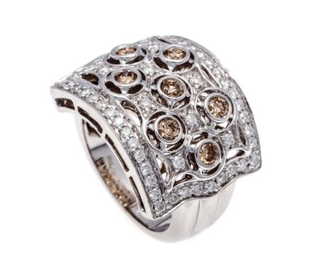 Brillant-Ring WG 750/000 mit 7 Brillanten, zus. 0,50 ct fancybrown/SI-PI1 und Brillanten, zus. 0,50 ct W/SI-PI1, RG 54, 13,6 