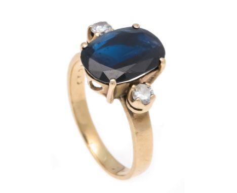 Saphir-Brillant-Ring GG 585/000 mit einem oval fac. Saphir 10,8 x 7,9 mm in einem dunklen Blau und 2 Brillanten, zus. 0,15 ct