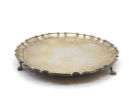 A silver tray London 1944,of circular scalloped form with piecrust border on shaped feet35cm diameter42oztCondition ReportTar