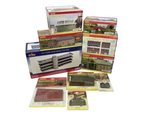 Hornby '00' gauge Skaledale/Bachmann Scenecraft - ten trackside buildings/accessories including 44-210 Low Relief Multi-Store