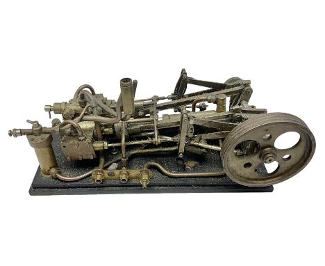 Live steam model of a horizontal mill engine with 7cm flywheel, on oblong bakelite type base L23.5cmCondition Report:Function