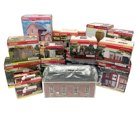 Hornby '00' gauge - nineteen Skaledale trackside buildings/accessories including R8542 Holly Farm Workshop, R9671 GWR Water C