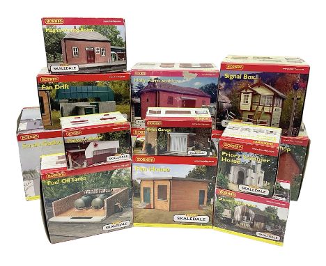 Hornby '00' gauge - thirteen Skaledale trackside buildings/accessories including R8737 Small Gasholder, R9653 Baptist Church,