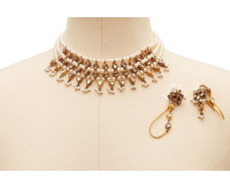 A CULTURED FRESHWATER PEARL NECKLACE AND EARRINGS SET
The necklace in a choker style, with a pair of kundan looped earrings, 