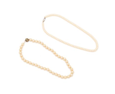 A FRESHWATER PEARL NECKLACE AND OTHER
One example with freshwater pearls. Both single strand and with boxes
40cm long and 41c
