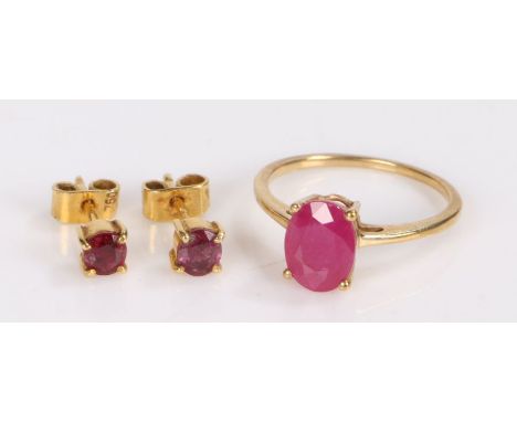 Sri Lankan Ruby set jewellery, to include a yellow metal ring and a pair of ear studs,&nbsp;