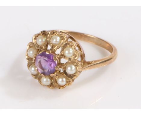 9 carat gold ring set with a central amethyst surrounded by eight pearls, ring size P, 3.6g