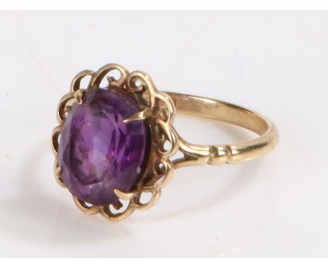 9 carat gold ring set with a central amethyst, ring size N 1/2,&nbsp; 2.4 grams&nbsp;