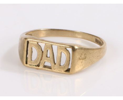 9ct gold 'Dad' ring, ring size Q, 2.4g