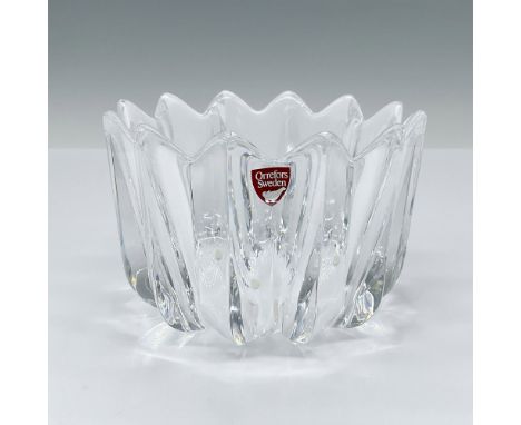 Stunning crystal bowl featuring an exaggerated sawtooth edge and striking zig-zag or accordion sides. Orrefors sticker and et