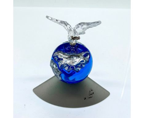 Lead crystal Millennium edition designed to celebrate the New Millennium, only available during 2000. A clear crystal dove si