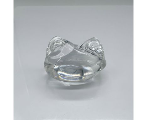 Modern American clear glass figurine featuring a tranquil female chicken. Inspired by historical hand-cooling practices, remi