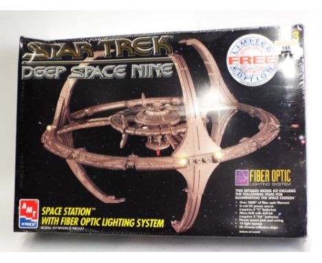 Star Trek Deep Space 9, space station with fibre optic lighting system, model kit, sealed box by AMT Ertl 