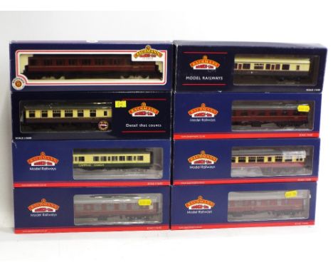 Eight 00 gauge Bachmann boxed coaches 