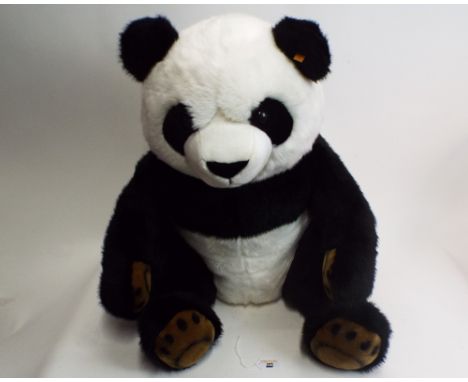Large Steiff panda, 67 cm, No: 075803