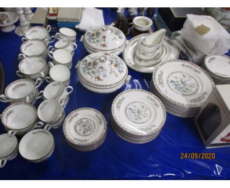 GOOD QUANTITY OF WEDGWOOD KUTANI CRANE DINNER WARES INCLUDING PLATES, TUREENS, CUPS, SAUCERS, ETC