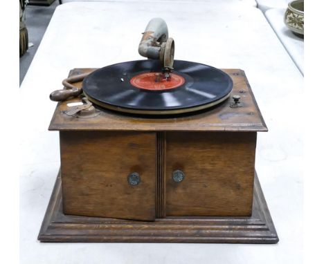 Vintage Table top Beltona Tournaphone Hand Cranck Gramophone 