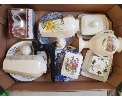 A mixed collection of ceramic items to include decorative wall plates, Paragon trinket box, unmarked kingfisher theme temple 
