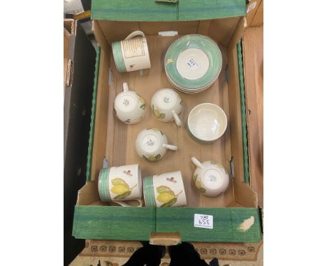 Wedgwood Sarah Garden pattern items to include 4 tea cups, 6 saucers, 3 large coffee mugs and sugar bowl 