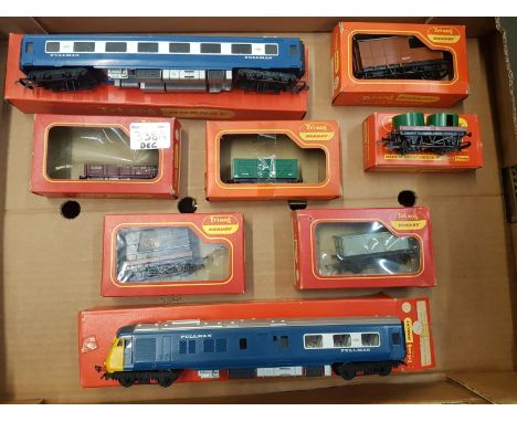 A collection of Hornby &amp; Triang Hornby 00 gauge scale models to include R.426 Pullman Parlour car, R.556, R.561 container