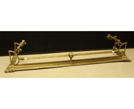 An early 20th century brass fire curb/fender, 137cm wide